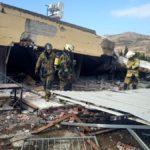 İzmir’in Bayraklı ilçesine bağlı Doğançay Mahallesi’nde faaliyet gösteren bir mobilya atölyesinde yaşanan patlama sonrası göçük meydana geldi.