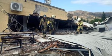 İzmir’in Bayraklı ilçesine bağlı Doğançay Mahallesi’nde faaliyet gösteren bir mobilya atölyesinde yaşanan patlama sonrası göçük meydana geldi.