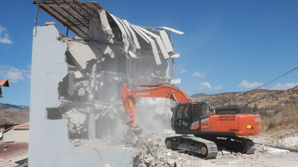 İzmir Bayraklı’da kaçak olarak yapılan imar mevzuatına aykırı yapıların yıkımına devam ediliyor.