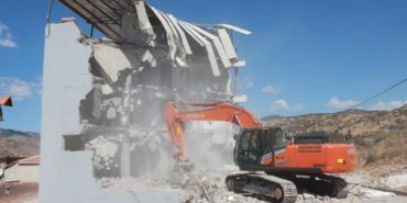 İzmir Bayraklı’da kaçak olarak yapılan imar mevzuatına aykırı yapıların yıkımına devam ediliyor.