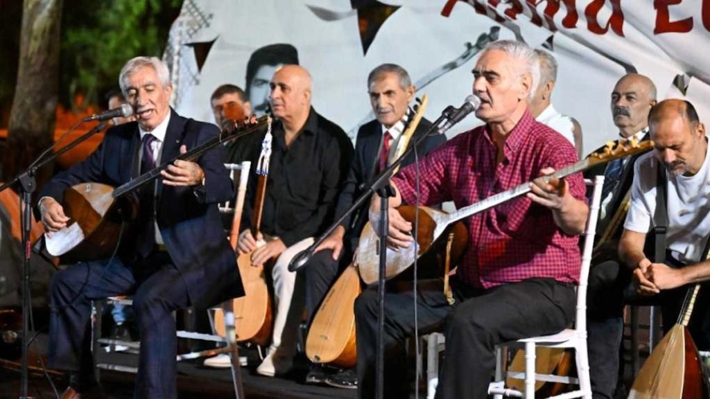 İzmir Bornova Aşıklar Bayramı Halk Ozanı Murat Çobanoğlu anısına düzenlendi.