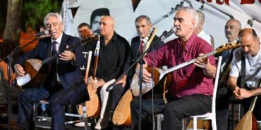 İzmir Bornova Aşıklar Bayramı Halk Ozanı Murat Çobanoğlu anısına düzenlendi.