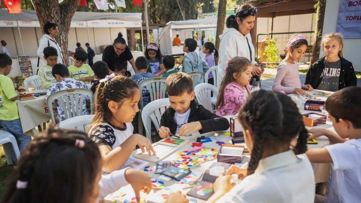 İzmir Bornova Kitap Günleri Büyükpark’a renk katmaya devam ediyor.