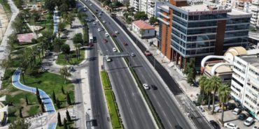 İzmir Aliağa’dan Bayındır’a, Karşıyaka’dan Buca’ya kentin 30 ilçesinde yollar yenilenmeye devam ediyor.