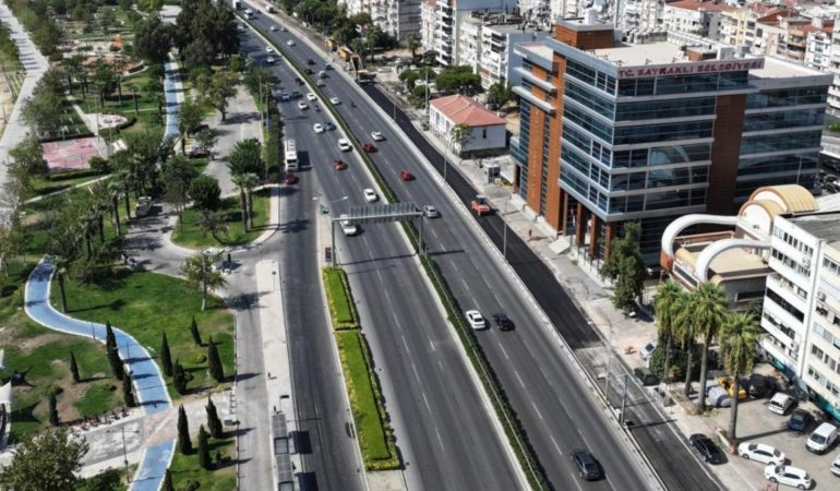 İzmir Aliağa’dan Bayındır’a, Karşıyaka’dan Buca’ya kentin 30 ilçesinde yollar yenilenmeye devam ediyor.