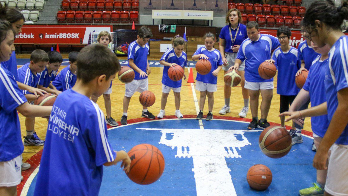 İzmir Büyükşehir Belediyesi kış spor okulları kursları kayıtları başladı.