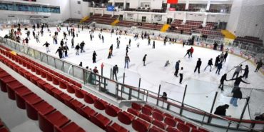 İzmir Bornova Buz Sporları Salonu’nda buz pateni kursu eğitimi başlıyor.