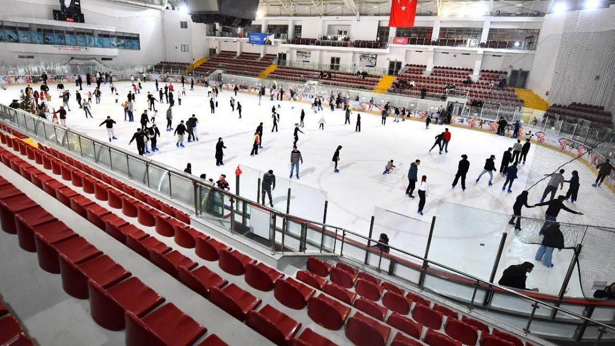 İzmir Bornova Buz Sporları Salonu’nda buz pateni kursu eğitimi başlıyor.