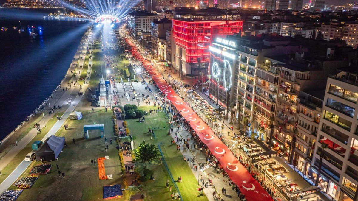 İzmir Cumhuriyet Bayramı konserleri kutlama programı 2025 takvimi belli oldu.