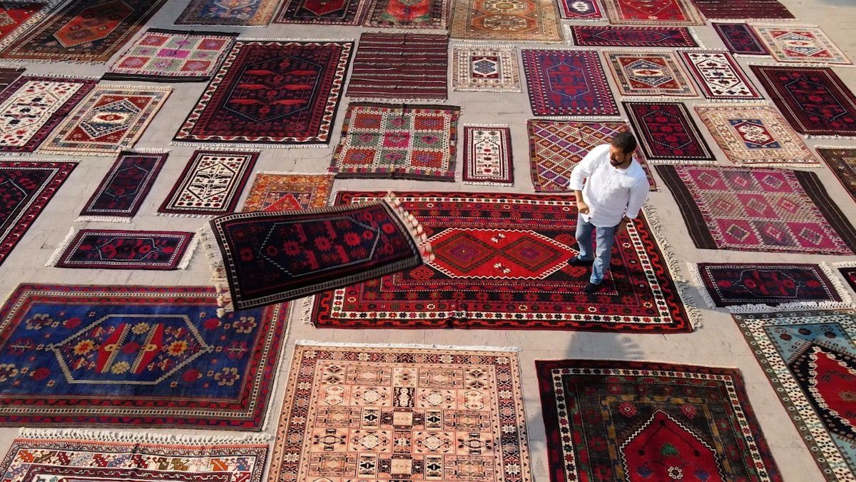 İzmir Swissotel Büyük Efes otelinde el dokuma halı ve kilim sergisi devam ediyor.