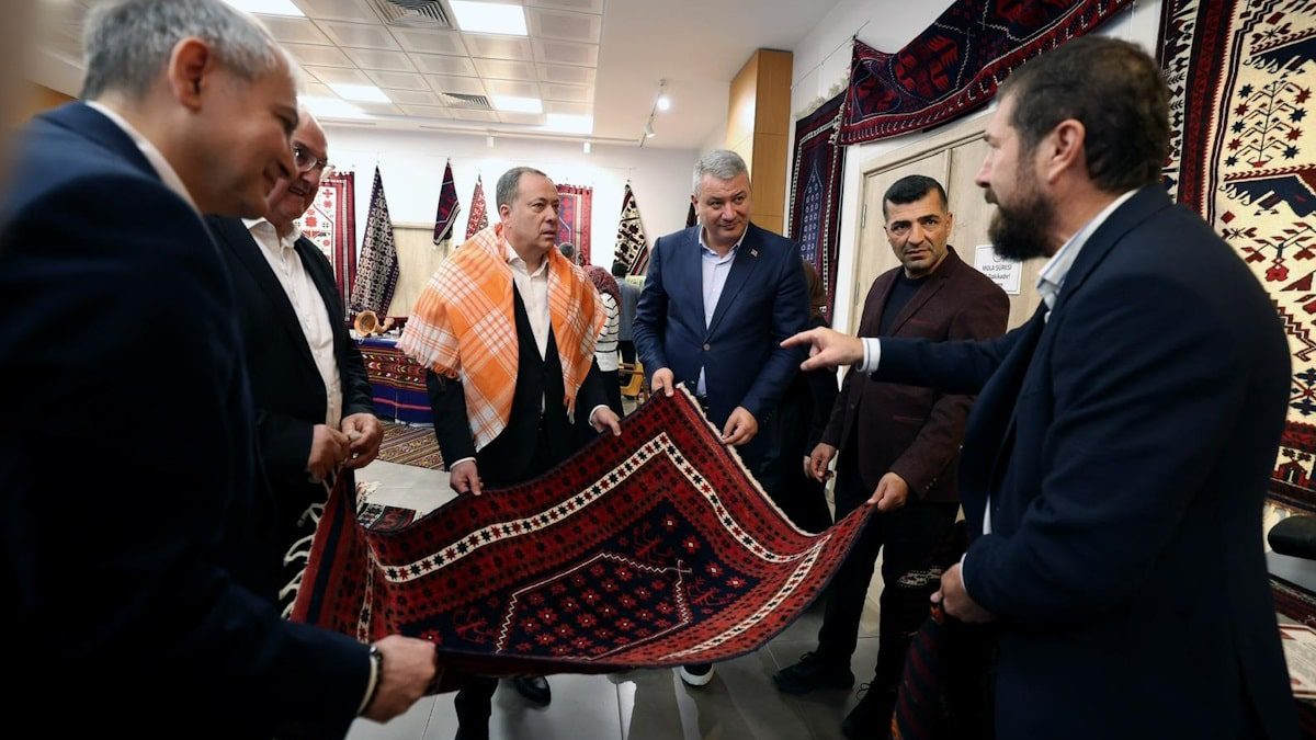 İzmir Swissotel Büyük Efes otelinde el dokuma halı ve kilim sergisi devam ediyor.