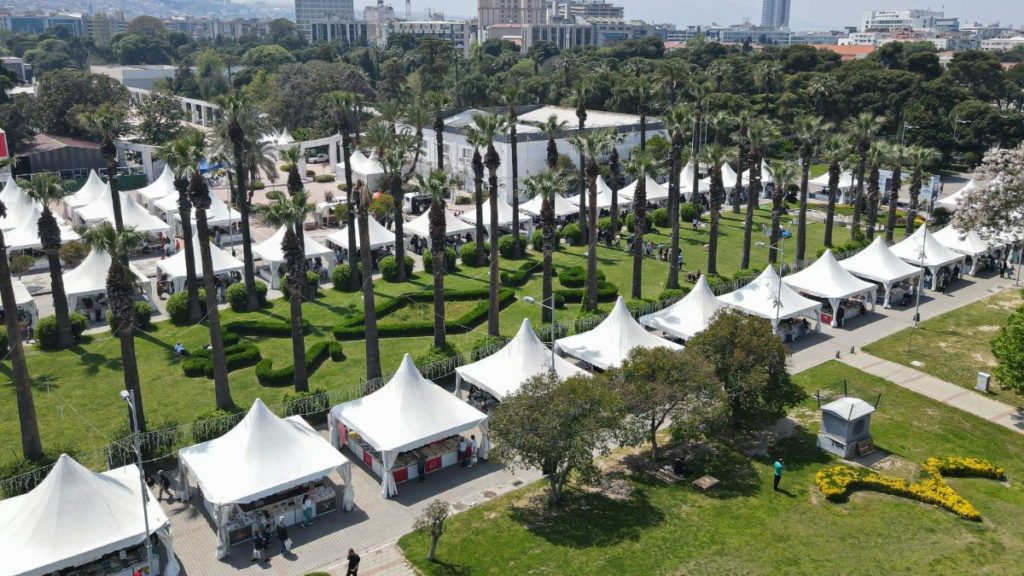İZKİTAPFEST İzmir Kitap Fuarı 2025 Kültürpark’ta başlıyor. Kültürpark 10 gün boyunca kitap, edebiyat ve müzik ile dolu olacak.
