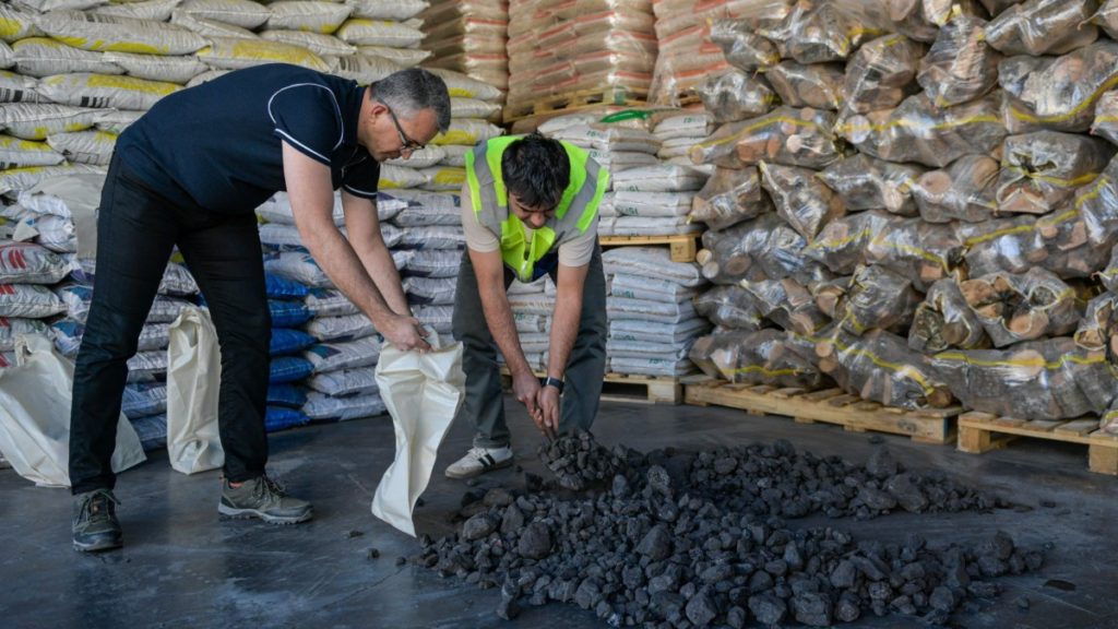 İzmir’de kömür satış yerleri denetlendi.