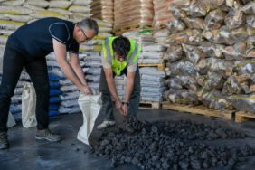 İzmir’de kömür satış yerleri denetlendi.