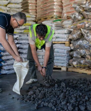 İzmir’de kömür satış yerleri denetlendi.