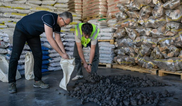 İzmir’de kömür satış yerleri denetlendi.