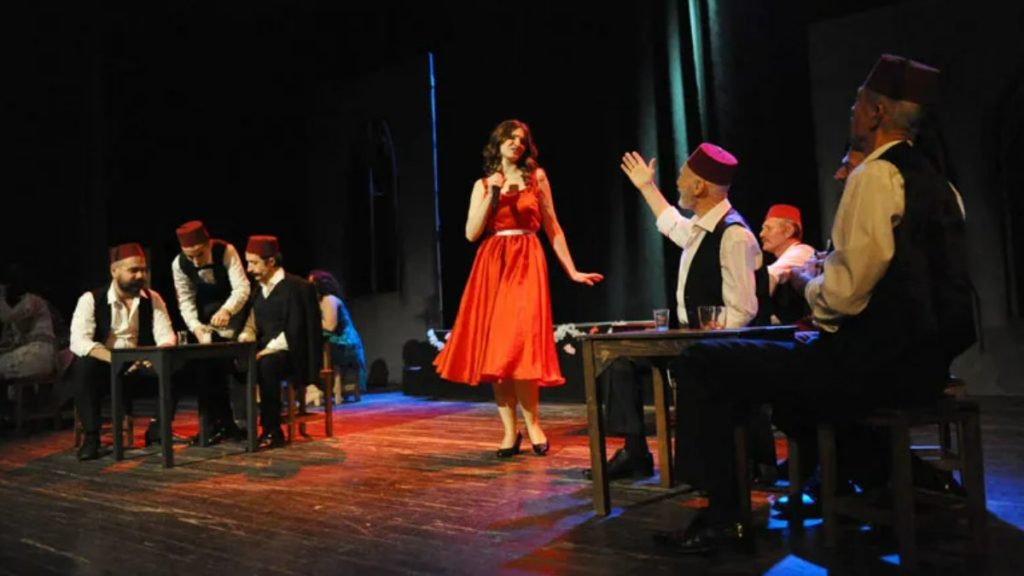 İzmir Karşıyaka Belediye Tiyatrosu perde açtı.