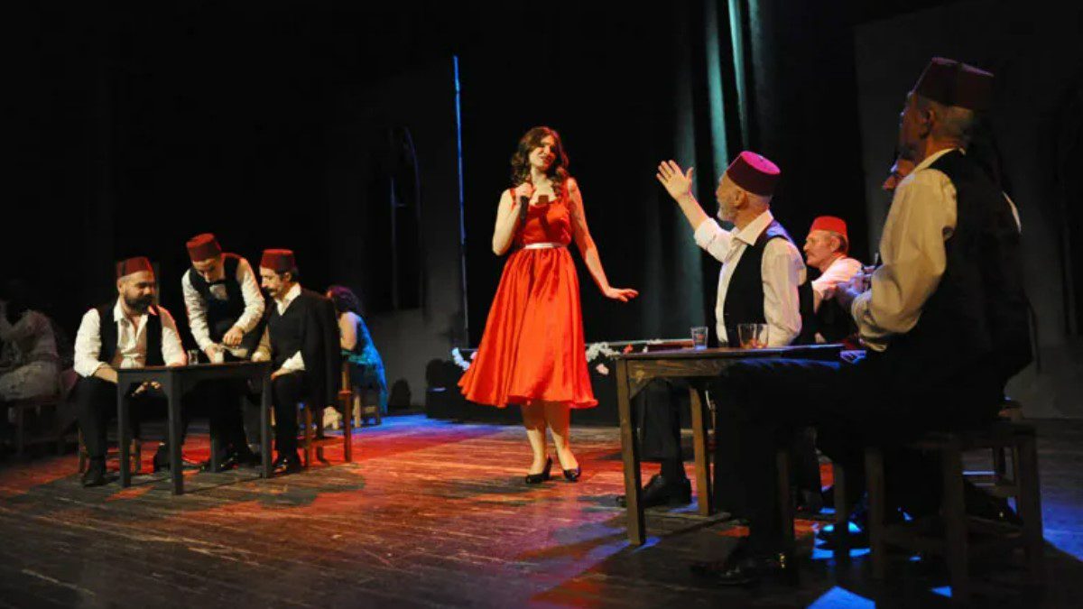 İzmir Karşıyaka Belediye Tiyatrosu perde açtı.