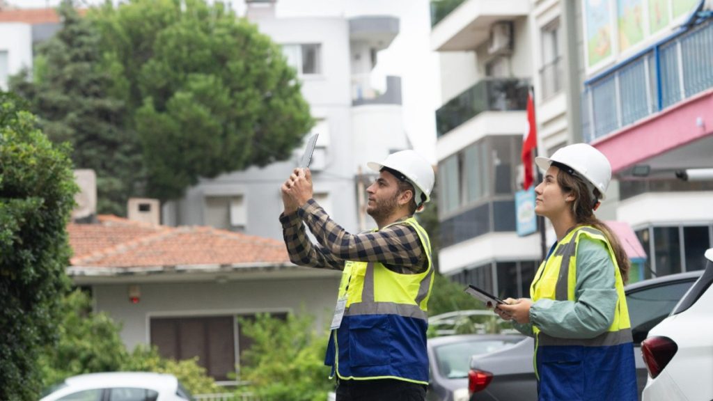 İzmir Karşıyaka yapı stoku envanter çalışmaları başladı. Bu kapsamda 27 mahallede 22 bin 500 yapıya bakılacak.