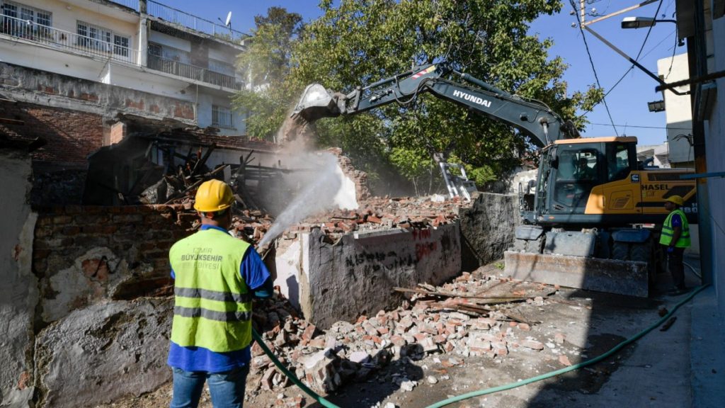 İzmir Konak Ballıkuyu Kentsel Dönüşüm ve Gelişim Alanı içinde yer alan terk edilmiş binalar yıkılıyor. Toplam 360 yapının yıkım işlemi yapılacak.