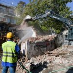 İzmir Konak Ballıkuyu Kentsel Dönüşüm ve Gelişim Alanı içinde yer alan terk edilmiş binalar yıkılıyor. Toplam 360 yapının yıkım işlemi yapılacak.