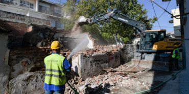 İzmir Konak Ballıkuyu Kentsel Dönüşüm ve Gelişim Alanı içinde yer alan terk edilmiş binalar yıkılıyor. Toplam 360 yapının yıkım işlemi yapılacak.