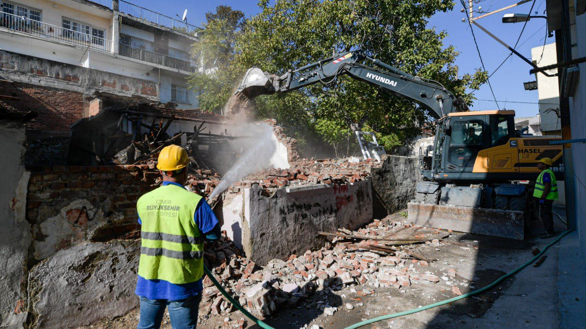 İzmir Konak Ballıkuyu Kentsel Dönüşüm ve Gelişim Alanı içinde yer alan terk edilmiş binalar yıkılıyor. Toplam 360 yapının yıkım işlemi yapılacak.