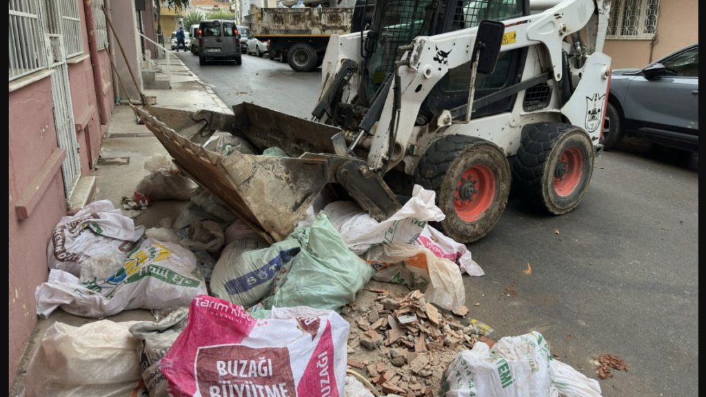 İzmir Konak’ta kaçak moloz dökümüne karşı mücadele sürüyor.