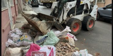 İzmir Konak’ta kaçak moloz dökümüne karşı mücadele sürüyor.