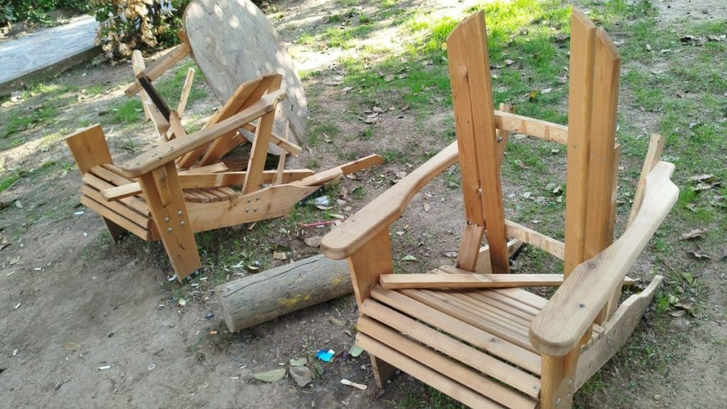 İzmir Konak’ta baştan sona yenilenen Şehit M. Yüce Sonkurt Parkı Vandalların hedefi oldu ve banklar paramparça edildi.