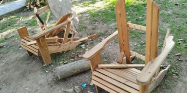 İzmir Konak’ta baştan sona yenilenen Şehit M. Yüce Sonkurt Parkı Vandalların hedefi oldu ve banklar paramparça edildi.