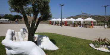 İzmir’in Selçuk ilçesinde bulunan Efes Tarlası Yaşam Köyü’nde üretici pazarı açılıyor.