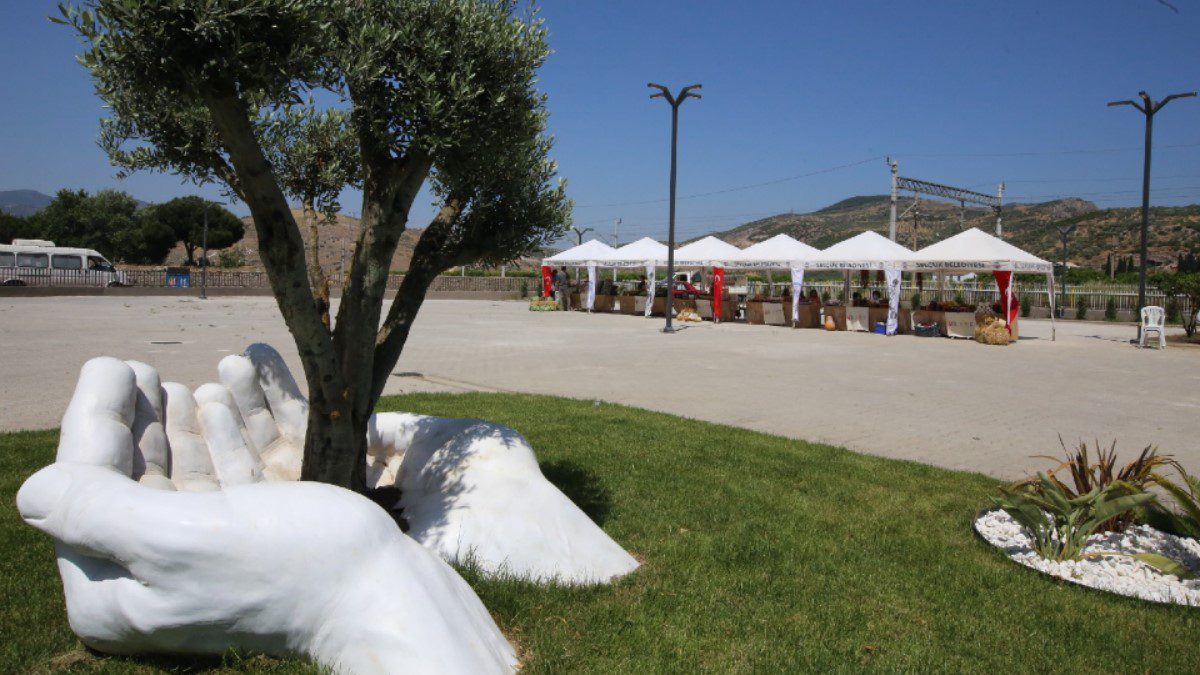 İzmir’in Selçuk ilçesinde bulunan Efes Tarlası Yaşam Köyü’nde üretici pazarı açılıyor.