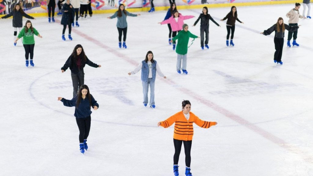 Bornova Buz Sporları Salonu yeni dönemi başladı