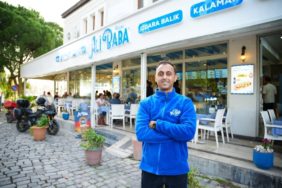 Foçalı Ali Baba, balık ekmek kültürünü “fırından sıcak, tavadan taze” anlayışıyla değiştiriyor.