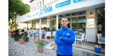 Foçalı Ali Baba, balık ekmek kültürünü “fırından sıcak, tavadan taze” anlayışıyla değiştiriyor.