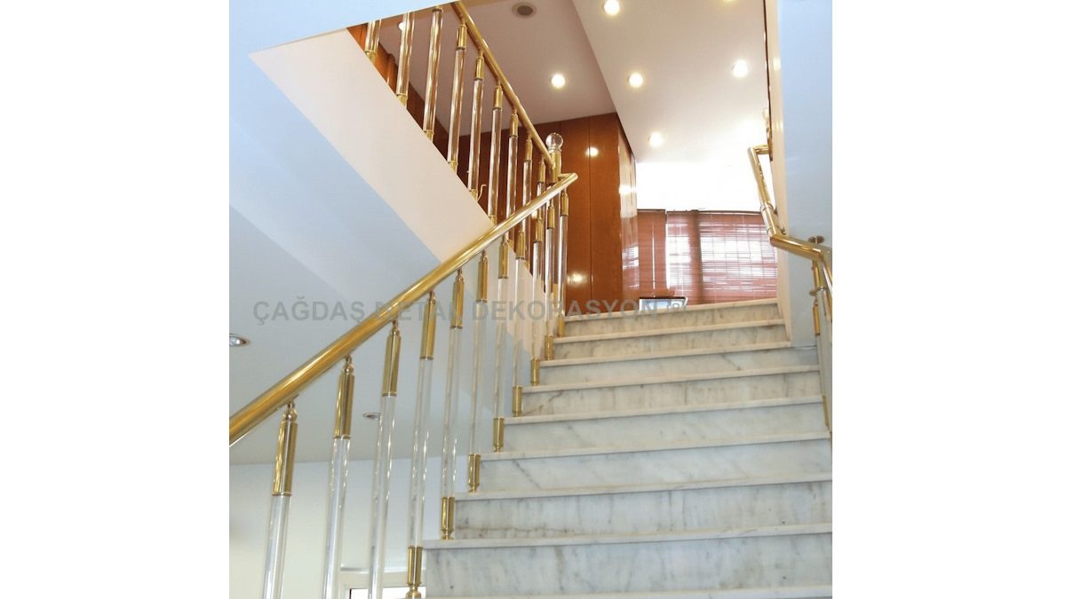 Pirinç Küpeşteler ile Merdivenlerin Zarafeti ve Fonksiyonelliği