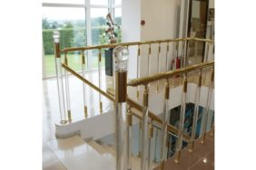 Pirinç Küpeşteler ile Merdivenlerin Zarafeti ve Fonksiyonelliği