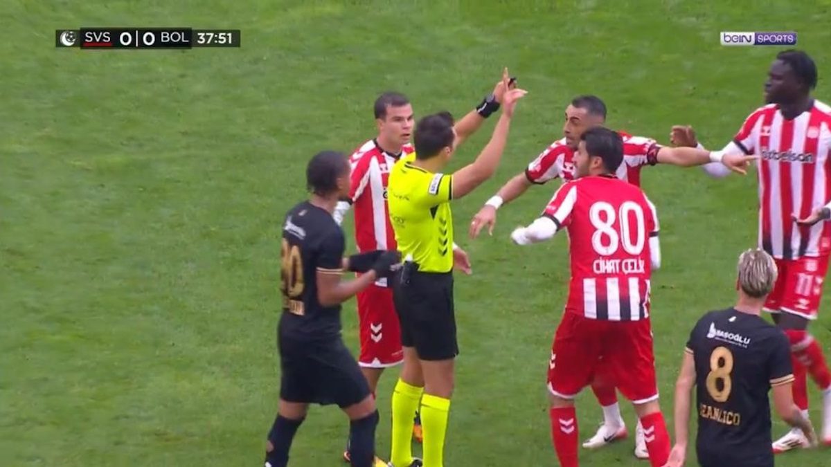Sivasspor-Boluspor maçında bir garip kırmızı kart! Kimse ne olduğunu anlamadı