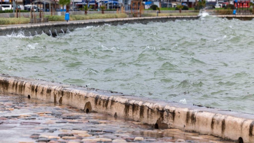 İzmir’de deniz taşmasının nedeni “bileşik kaplar” etkisi