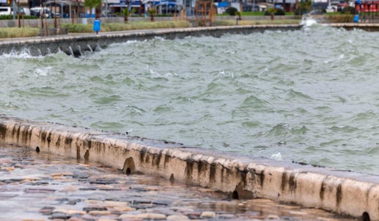 İzmir’de deniz taşmasının nedeni “bileşik kaplar” etkisi