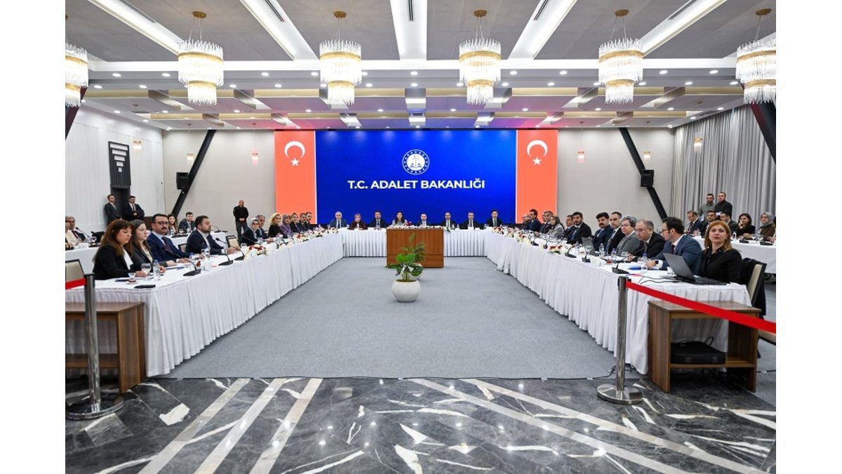 Adalet Bakanı Akın Gürlek TBMM Suça Sürüklenen Çocuklara İlişkin Araştırma Komisyonu Üyelerini Kabul Etti