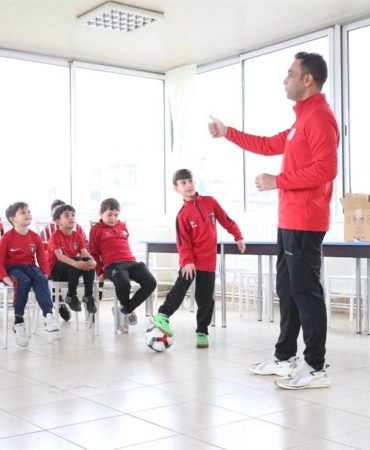 Çiğli’de Geleceğin Futbolcuları Bilimsel ve Çok Yönlü Yetişiyor