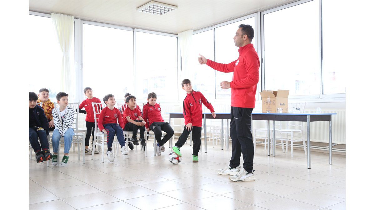 Çiğli’de Geleceğin Futbolcuları Bilimsel ve Çok Yönlü Yetişiyor