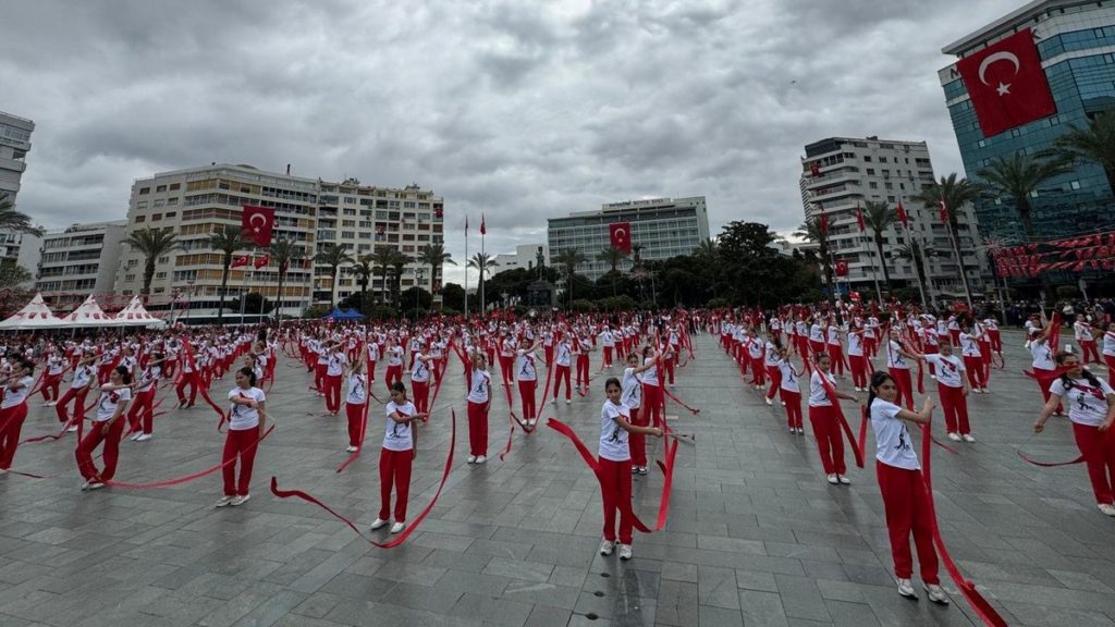 İzmir 23 Nisan Töreni Cumhuriyet Meydanı'nda Yapıldı