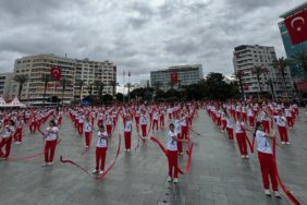 İzmir 23 Nisan Töreni Cumhuriyet Meydanı'nda Yapıldı