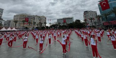 İzmir 23 Nisan Töreni Cumhuriyet Meydanı'nda Yapıldı