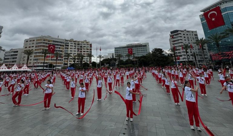 İzmir 23 Nisan Töreni Cumhuriyet Meydanı'nda Yapıldı
