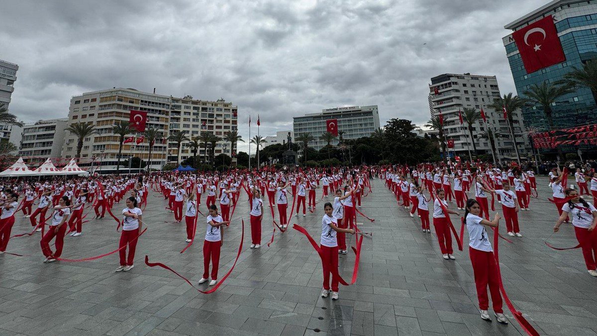 İzmir 23 Nisan Töreni Cumhuriyet Meydanı'nda Yapıldı