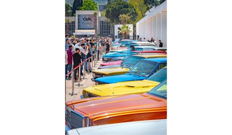 Klasik Otomobil Sergisi Ziyaretçilerini Zaman Yolculuğuna Çıkardı